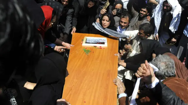 فرخندہ کے والد نے وقتی طور پر فرخندہ کو ذہنی مریض قرار دیا تھا۔