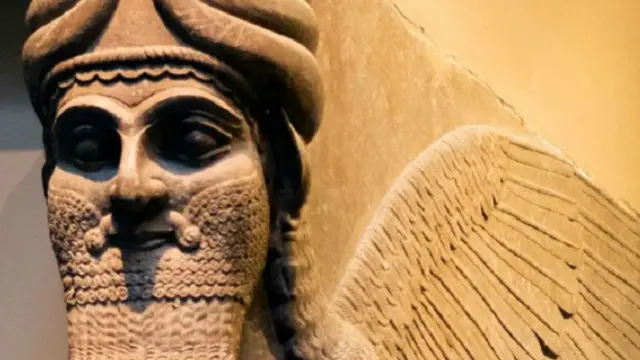 ’لاماسو‘ کی کئی بڑی مورتیاں وہاں ہیں جن کا سر انسان جیسا مگر بازو کی جگہ پر ہیں 