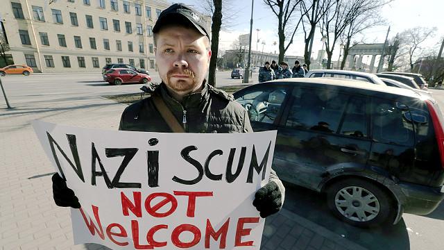 Участник пикета с плакатом "Нацистской грязи здесь не рады"