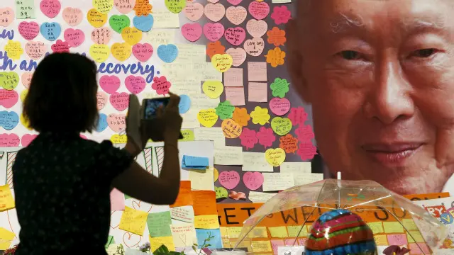 د معاصر سنګاپور بنسټګر لي کوان ییو وروستۍ څو اونۍ د ناروغۍ له کبله په روغتون کې بستري و