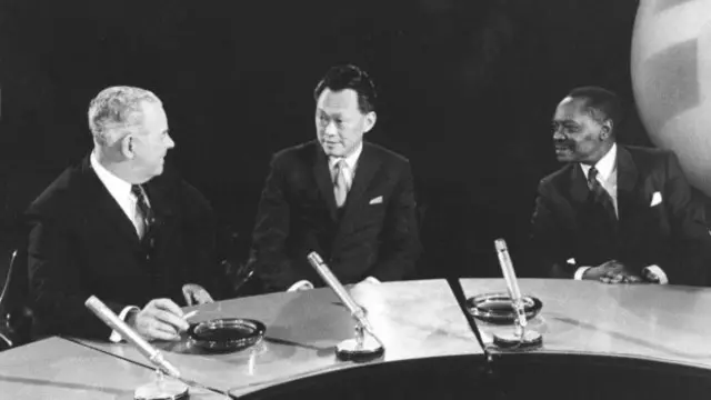 Ông Lý Quang Diệu (giữa) trong một lần trả lời truyền hình BBC