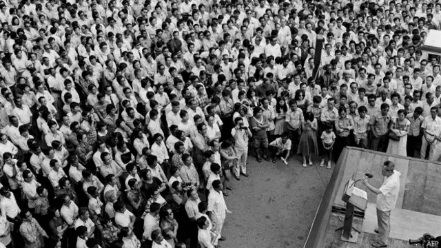 1976 में ली कुआन यू को सुनने के लिए जमा हुई भीड़