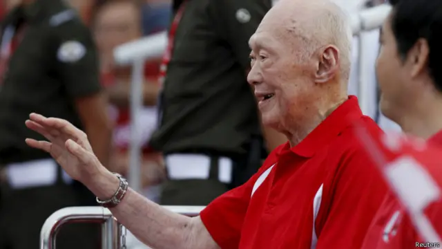 समर्थकों के बीच में