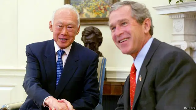 जार्ज बुश के साथ ली कुआन यू