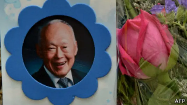 ली कुआन यू को याद करते समर्थक