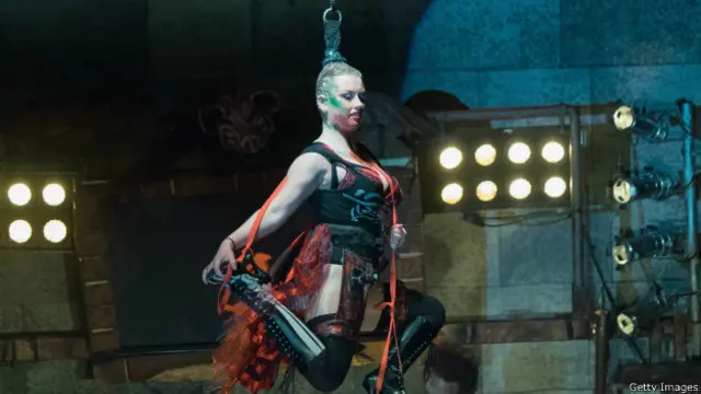 आशिया साव्रका अपने बालों से लटक कर हवा में तैरती हुई.