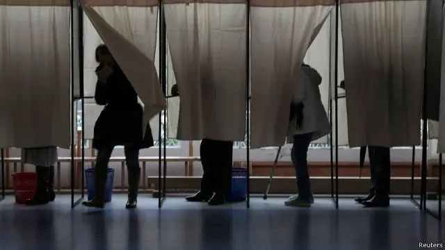 فرانس میں لوگ مقامی انتخابات میں ووٹ ڈال رہے ہیں