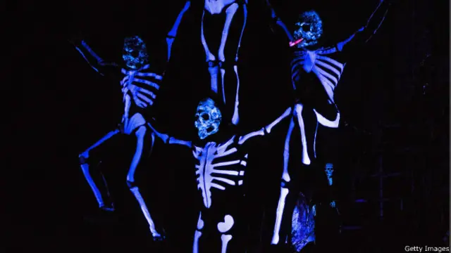 सर्कस ऑफ हॉरर से आय वूडू वॉरियर डांस ग्रूप