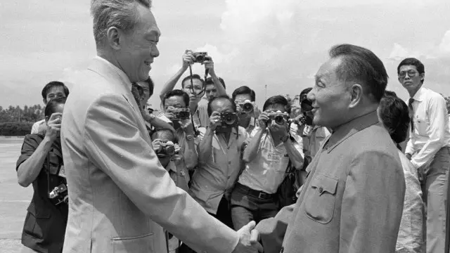 Theo tác giả, cố lãnh đạo Trung Quốc, ông Đặng Tiểu Bình (phải) từng 'thừa nhận' có sự tranh chấp và nói việc 'đàm phán' nên rời đến thời điểm thích hợp.