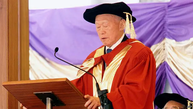 李光耀接受香港中文大学荣誉学位