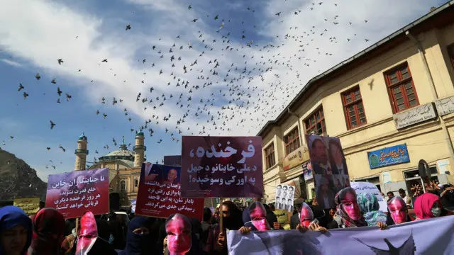 ۲۸ کلنه فرخنده په لرګیو، ډنډو، لغتو او سوکانو ووهل شوه، بیا تر موټر لاندې شوه او تر مرګ وروسته یې مړی وسوځول شو. 