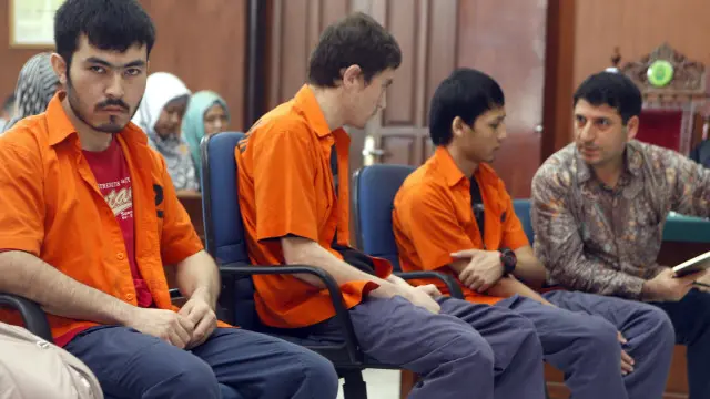 PN Jakarta Utara, 29 Juli 2015, memutus bersalah seorang pria etnis Uighur, Cina, karena melakukan tindak terorisme dengan bergabung kelompok Mujahidin Indonesia Timur di Poso. Diduga mereka penghubung ISIS dengan kelompok militan di Indonesia.