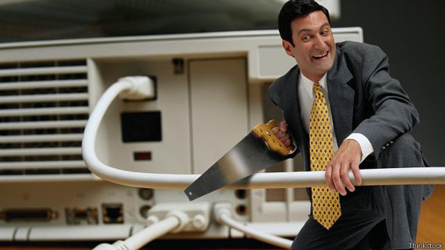 Бизнесмен пытается перепилить ножовкой интернет-кабель