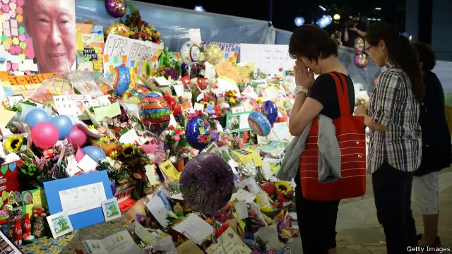 လီကွမ်ယု ကွယ်လွန်ရာ ဆေးရုံ အပြင်ဘက်မှာ အမှတ်ရ အထိမ်းအမှတ် ပစ္စည်းတွေ လာရောက် စုပုံထားကြ။