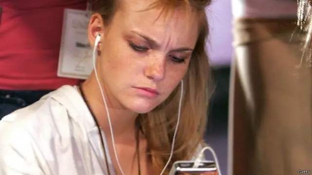 Chica oyendo su reporductor de mp3