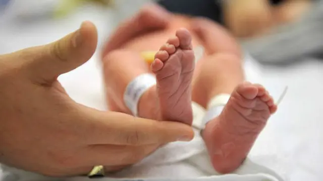 پروفیسر میکلون کہتے ہیں کہ ہدف یہ ہے کہ لیبارٹری کے بجائے رحم میں رہنے کا جنین کا دورانیہ زیادہ سے زیادہ کردیا جائے