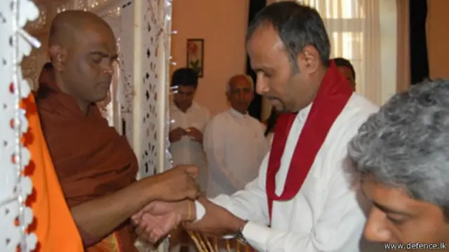 උදයංග වීරතුංග ආගමික ආශීර්වාදය ලබා ගනිමින්.