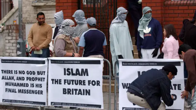 Демонстрация у мечети в Финсбери