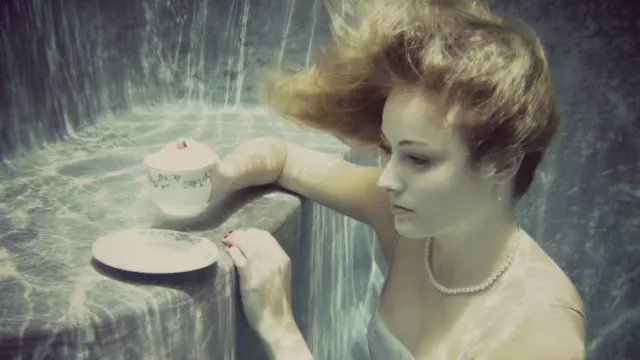 Una representación de Alicia tomando el té