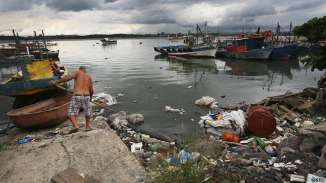 Lixo em ponto da Baía de Guanabara; Nuzman afirmou que competições de vela ocorrerão 'sem problemas'
