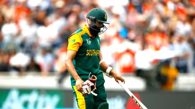 اس وقت ہاشم آملہ کا سکور 10 رنز تھا جس میں دو چوکے شامل تھے۔ ہاشم آملہ جارحانہ انداز اپنائے ہوئے تھے تاہم زیادہ دیر وکٹ پر ٹھہر نہ سکے۔