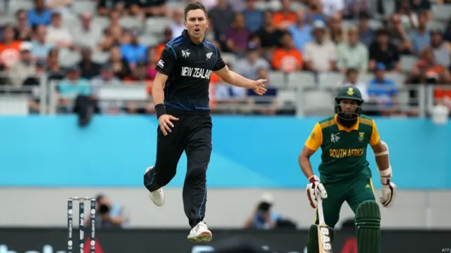 جنوبی افریقہ کی جانب سے ہاشم آملہ اور ڈی کوک نے اننگز کا آغاز کیا اور 21 کے مجموعی سکور پر آملہ بولٹ کی وکٹوں سے باہر جاتی گیند کو کھیلنے کی کوشش میں بولڈ ہو گئے۔ 