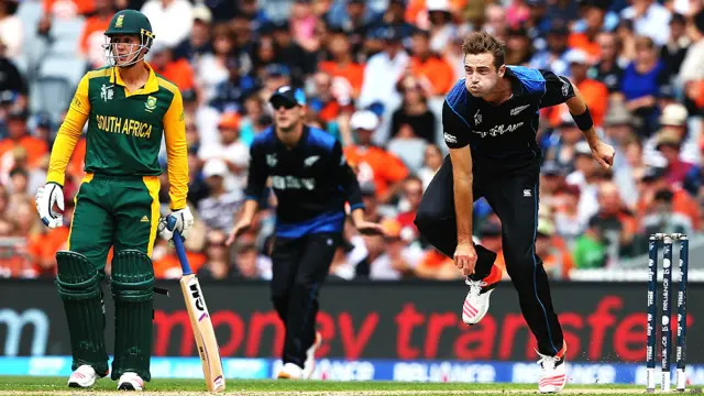 کرکٹ ورلڈ کپ کے پہلے سیمی فائنل میں جنوبی افریقہ کی نیوزی لینڈ کے خلاف بیٹنگ جاری ہے۔