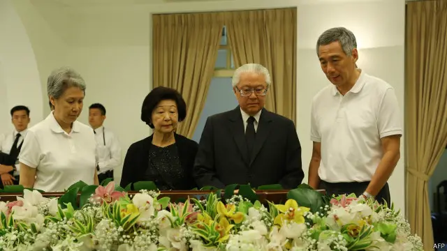 家属为李光耀守灵