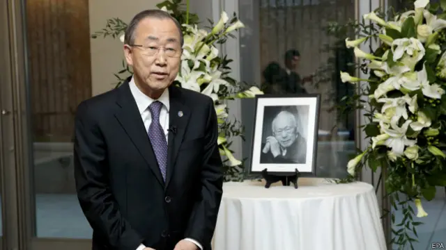 联合国秘书长潘基文为李光耀吊唁