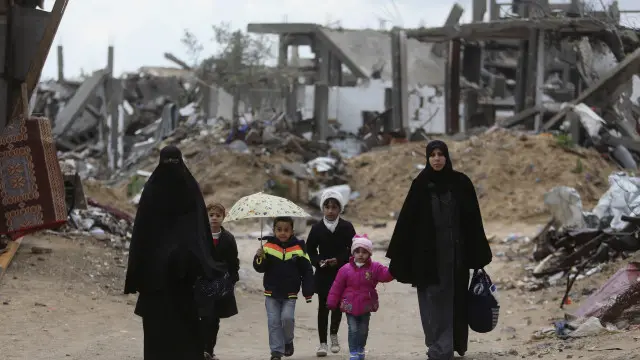 تعيش حوالي 39 عائلة غزية مع قنابل متفجرة في منازلها 