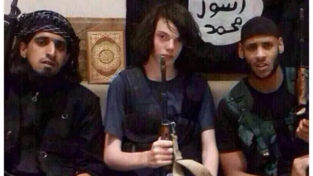 الانتحاري الاسترالي جيك بليردي متوسطاً عنصرين من تنظيم الدولة الاسلامية 