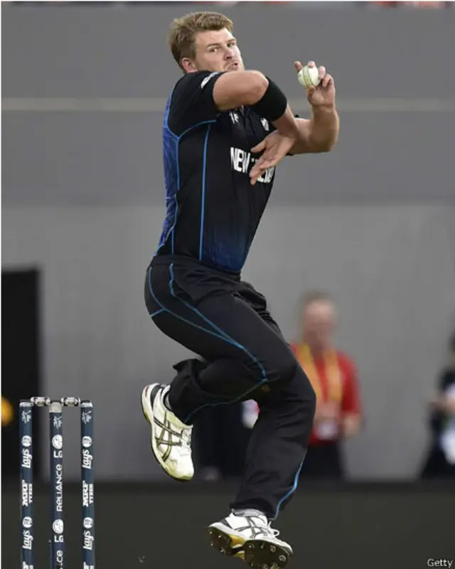 نیوزی لینڈ کے فاسٹ بولر کوری اینڈرسن نے تین وکٹیں ضرور حاصل کیں لیکن وہ انتہائی مہنگے ثابت ہوئے اور انھوں نے 12 کی اوسط سے رنز دے ڈالے۔