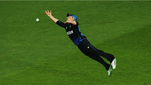 اس میچ میں حیرت انگیز طور پر نیوزی لینڈ کی فیلڈنگ نہایت ناقص رہی اور انھوں نے کئی یقینی موقعے گنوائے۔ اس تصویر میں کپتان میک کلم ایک کیچ چھوڑ رہے ہیں۔