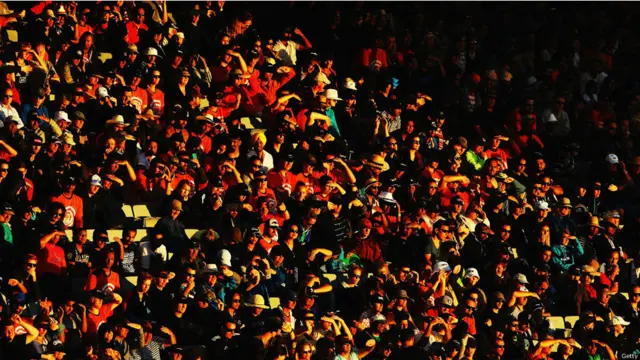 میچ دیکھنے کے لیے تماشائیوں کی ایک بہت بڑی تعداد میدان میں موجود تھی۔