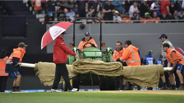 38 اوور کا کھیل جونہی مکمل ہوا تو بارش شروع ہو گئی جس سے کھیل خاصی دیر رکا رہا، اور ڈک ورتھ لیوس سسٹم حرکت میں آ گیا۔