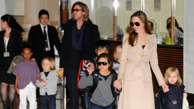 Джоли и Питт с детьми