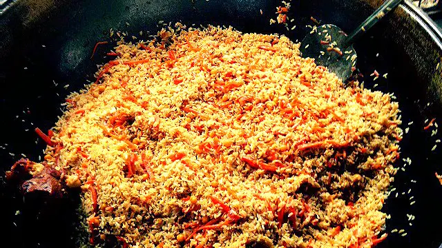 Ўзбек таомларида шакар кам, аммо ёғ кўп.