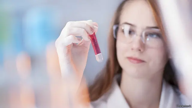 Медик с пробиркой