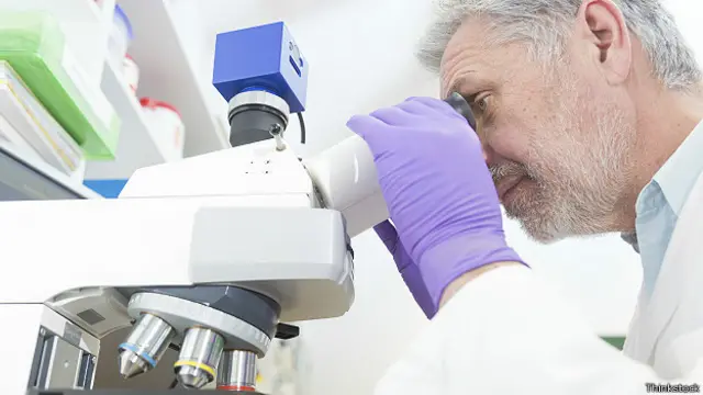 Над микроскопом