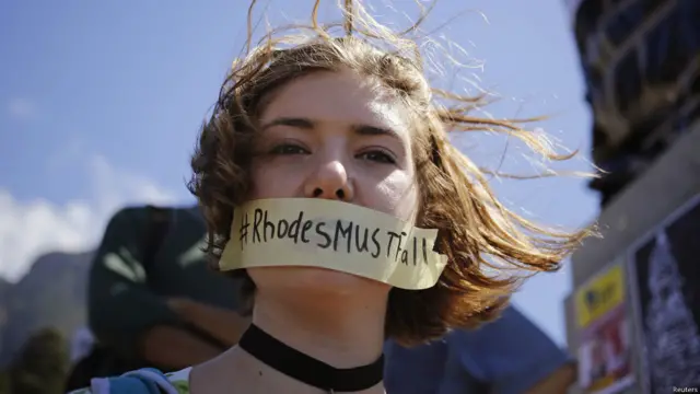 اس مہم کے دوران طالب علموں نے مختلف طریقے استعمال کیے ہیں تاکہ یونیورسٹی کی انتظامیہ کو یہ مجسمہ اتارنے پر مجبور کیا جا سکے۔