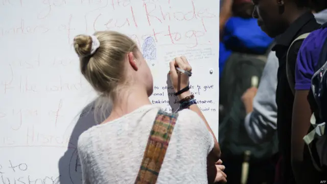 طالب علموں نے یونیورسٹی میں مجسمے کے قریب ایک بورڈ لگا دیا ہے جس پر طلبہ اور طالبات دستخط اور اپنے تاثرات رقم کر رہے ہیں۔