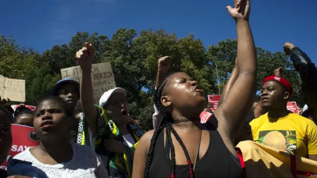 طالب علم یونیورسٹی کیمپس پر روائتی طریقے سے بھی اجتجاج کر رہے ہیں۔