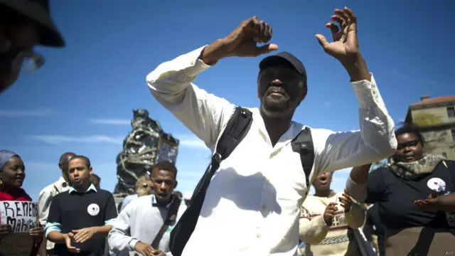 اس مہم میں طالب علموں کو عام شہریوں کی بھی ہمدردی بھی حاصل ہے لیکن یونیورسٹی انتظامیہ اس مجسمے کو ہٹانے پر تیار نہیں ہے۔