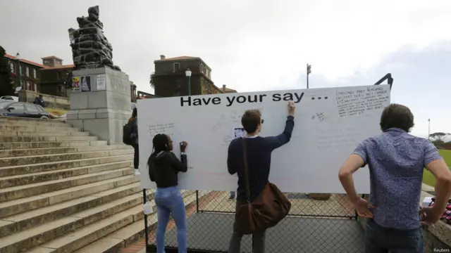 اس بورڈ پر مجسمہ ہٹانے کے حق میں ہزاروں کی تعداد میں دستخط کیے گئے ہیں۔