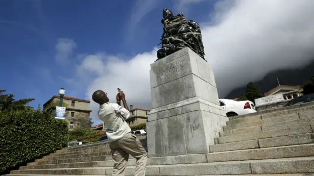 مجسمے کو طلب علموں نے کالے شاپنگ بیگوں سے لپیٹ دیا ہے اس سے قبل اس پر غلاظت بھی پھینکی گئی تھی۔