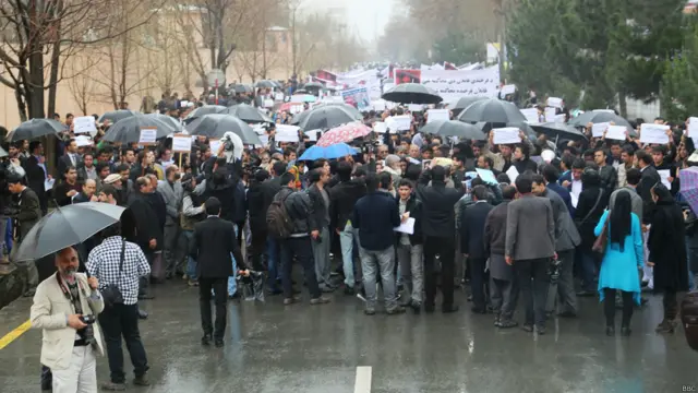 په سیمه کې د بي بي سي خبریال وايي، د لاریونیانو شمېر د ۲ او ۳ زرو ترمنځ و، چې د لاریون پرمهال هلته سخت باران هم پیل شو.