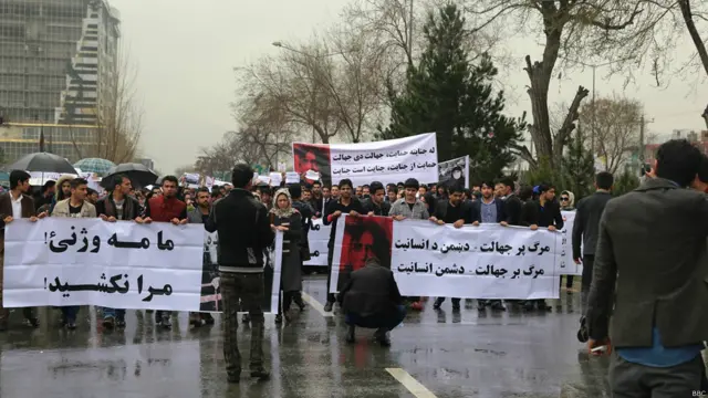 تېره ورځ هم سلګونه کسان د شاه دو شمشیره واټ ته راوتلي وو او په نمایشي ډول یې په هغه ځای کې نیال کښېنول، چې د فرخندې مړی پکې سیځل شوی و.