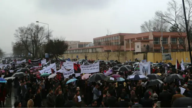 لاریونیانو د "عدالت عدالت، موږ ټول فرخنده یو"، "جهالت، جهالت د انسانیت دښمن دی"، "فرخندې زموږ خور یې او موږ ځان درنه قربانوو" شعارونه ورکول.