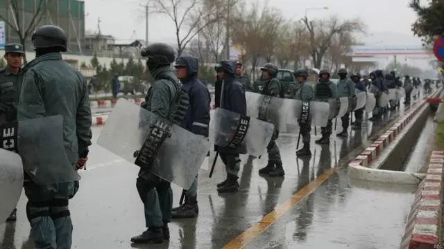  د پولیسو په بې غورۍ هم نیوکې وشوې، چې د لاریون کوونکو په وینا، د پېښې په ورځ ناغیړي کوونکي پولیس هم باید محاکمه او سزا ورکړل شي.