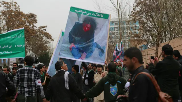 
په کابل کې زرګونو ښاریانو د سترې محکمې مخې ته د وژل شوې فرخندې د قضیې څېړلو غوښتنه وکړه. انځور اخیستونکی وحید پیکان، بي بي سي